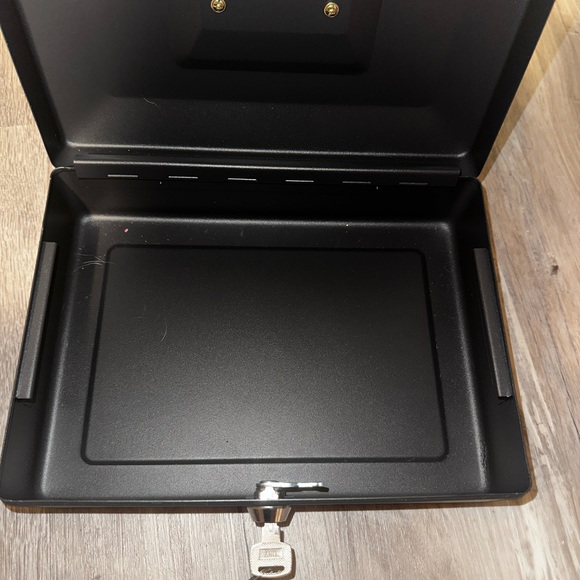 Safe - Picture 3 of 3